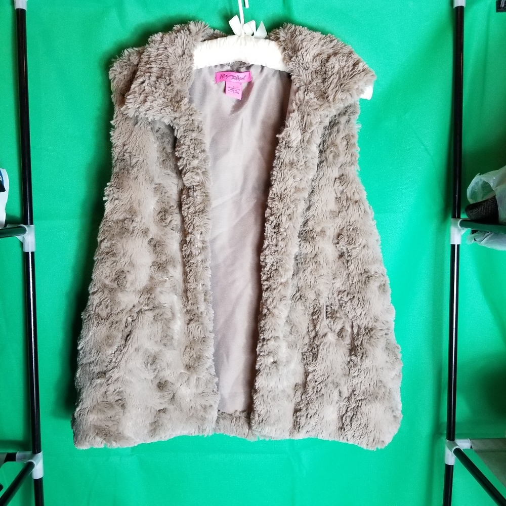 2/ $15 Faux fur vest🗝